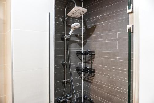 eine Dusche mit zwei Duschköpfen im Bad in der Unterkunft Las Vistas Beach in Arona