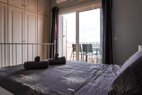 1 dormitorio con 1 cama y vistas a un balcón en Las Vistas Beach, en Arona