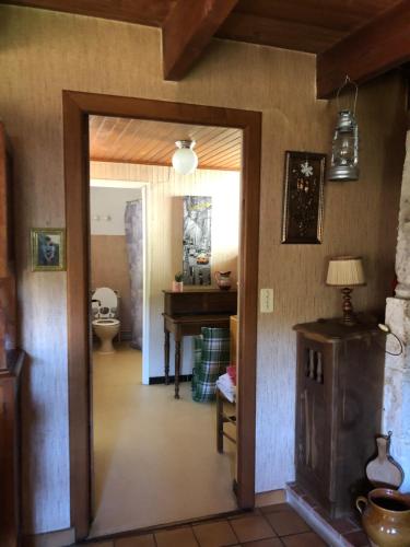 Fotografia z galérie ubytovania Détente en campagne dans le quercy une Chambre lit double et un matelas d appoint une personne dans le salon v destinácii Castelnau-Montratier