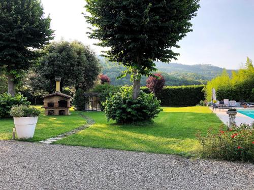 a garden with a gazebo and a swimming pool at Villa Giuliana in Arezzo