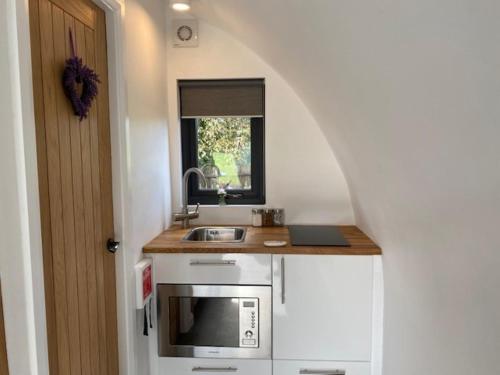 Kuchyň nebo kuchyňský kout v ubytování Bonnyview Glamping