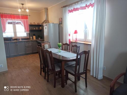Una cocina o cocineta en Dom przy lesie