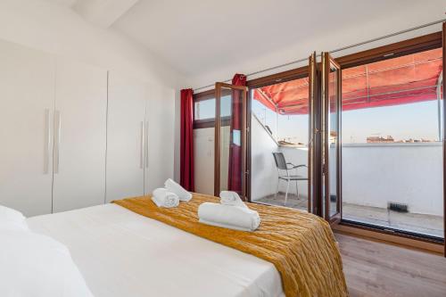 sypialnia z łóżkiem z dwoma ręcznikami w obiekcie Ca' dei Carmini w Wenecji