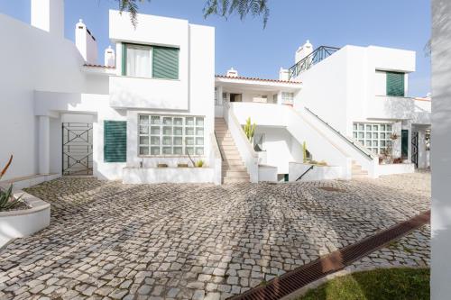 VILASOL - "Captain's Retreat" for 4 with AC facing the gardens & Pool