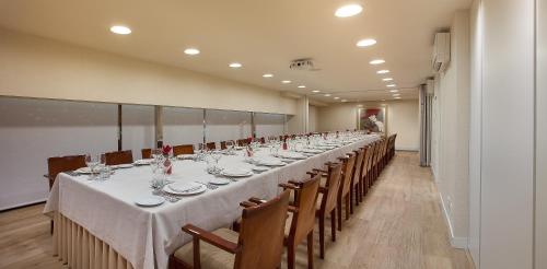 une grande salle à manger avec une grande table et des chaises dans l'établissement Melia Plaza Valencia, à Valence