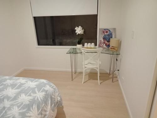 sypialnia ze stołem, krzesłem i łóżkiem w obiekcie Central one bedroom apartment w Auckland