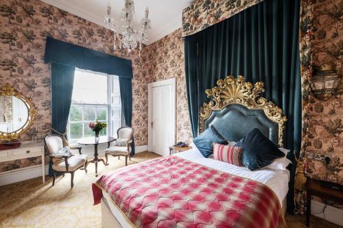 Postel nebo postele na pokoji v ubytování Belleek Castle, Ballina