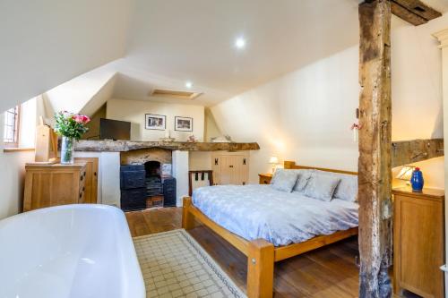 - une chambre avec un lit et une cheminée dans l'établissement The Dutch House, à York