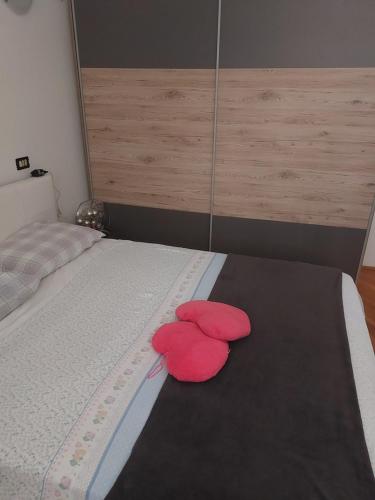 ブロダリツァにあるApartman Ivaの赤ぬいぐるみ