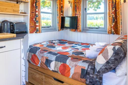 Kuchyň nebo kuchyňský kout v ubytování The Hideaway Hut - 1 Bed Shepherds Hut - Hereford