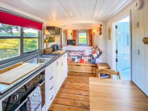 Kuchyň nebo kuchyňský kout v ubytování The Hideaway Hut - 1 Bed Shepherds Hut - Hereford