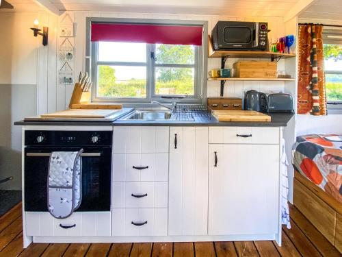 Kuchyň nebo kuchyňský kout v ubytování The Hideaway Hut - 1 Bed Shepherds Hut - Hereford