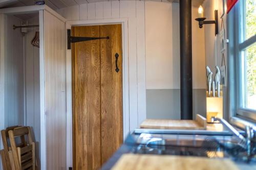 Kuchyň nebo kuchyňský kout v ubytování The Hideaway Hut - 1 Bed Shepherds Hut - Hereford