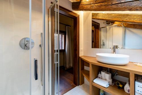 W łazience znajduje się umywalka i prysznic. w obiekcie Casa Lia w Wenecji