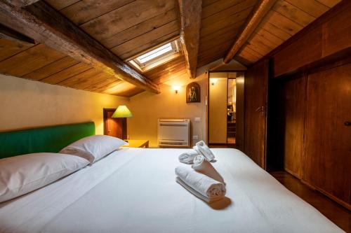 sypialnia z dużym białym łóżkiem z ręcznikami w obiekcie Casa Lia w Wenecji
