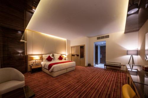 a hotel room with a bed and a couch at فندق الراية الفندقيه in Jazan