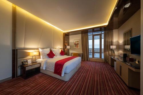 a hotel room with a bed and a television at فندق الراية الفندقيه in Jazan