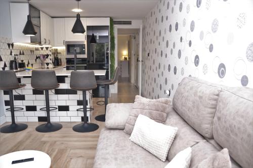 Il comprend un salon avec un canapé et une cuisine. dans l'établissement Apartamento Sofia, à Pineda de Mar