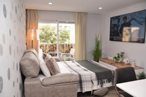 una camera con letto e divano di Apartamento Sofia a Pineda de Mar