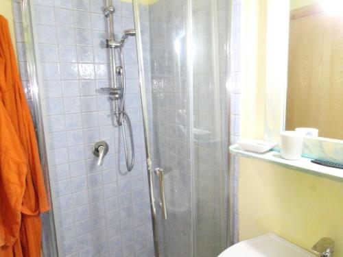 uma casa de banho com um chuveiro, um lavatório e um WC. em 4-room apartment Tanca Manna, only 300 meters from the beach em Cannigione