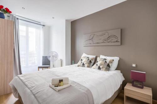 Un pat sau paturi într-o cameră la EasyLodge - Appartement 3 chambres Bordeaux