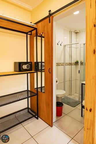 a room with a bathroom with a shower and a toilet at Arapy Bed and Dream in Puerto Iguazú