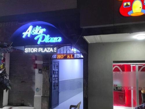 un restaurante de comida rápida con un cartel para una pizza estrella en Hotel Astor Plaza, en Florencia