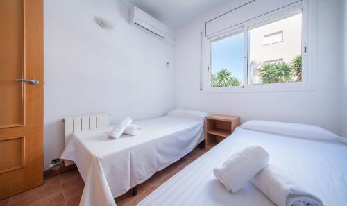 R140 Manila Resort Jardin tesisinde bir odada yatak veya yataklar