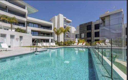 une piscine en face d'un bâtiment dans l'établissement Luxury Apartment Tomaso - The View Fuengirola, à Fuengirola