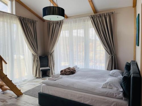 een groot bed in een slaapkamer met ramen bij IZKI Eco Resort in Izki