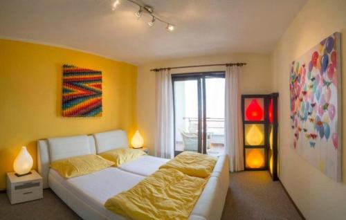 a bedroom with a bed and a painting on the wall at Residenza Viramonte - Casa Bianca, Wohnung 15 in Vira