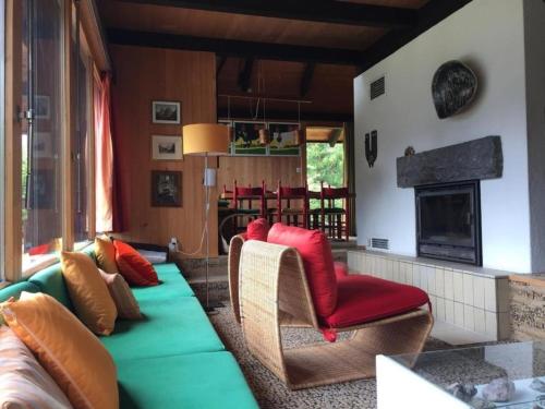 sala de estar con sofá y sillas en alleinstehendes Ferienhaus en Grindelwald