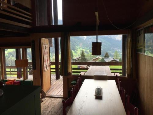 comedor con mesa y vistas a la montaña en alleinstehendes Ferienhaus en Grindelwald