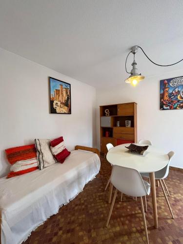 une chambre avec un lit, une table et des chaises dans l'établissement 6PA36 Résidence du Port d Avall, à Collioure