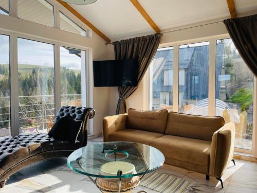 uma sala de estar com um sofá e uma mesa de vidro em IZKI Eco Resort em Izki