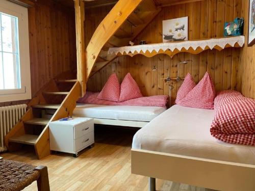 a bedroom with two bunk beds and a staircase at Bärengaden 4-Bettwohnung in Hasliberg Wasserwendi