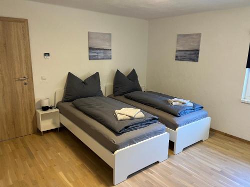 1 dormitorio con 2 camas en una habitación en Apartments 1 en Lendorf
