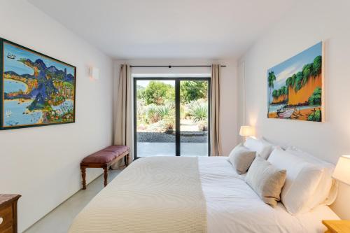 Ένα ή περισσότερα κρεβάτια σε δωμάτιο στο Garden Seaside Villa by CadenzaLux