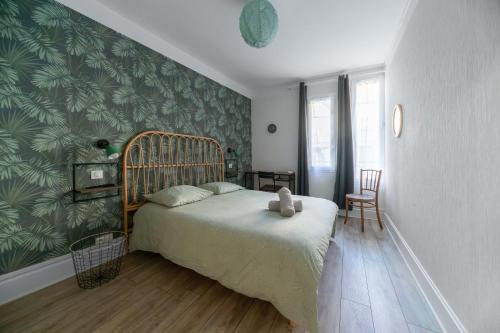 une chambre avec un lit avec un ours en peluche dessus dans l'établissement L'Annexe Gannat - Appartements en centre ville, à Gannat