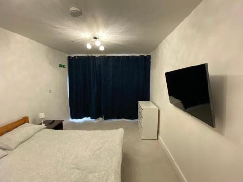 N D Room في أوكسفورد: غرفة نوم صغيرة بها سرير وتلفزيون