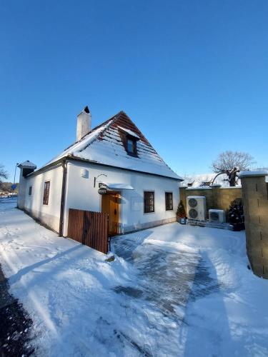 a white house with snow on the driveway at Villa Celnice in Český Krumlov