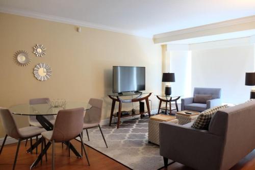 220 Deluxe Downtown Apartment With Ac
