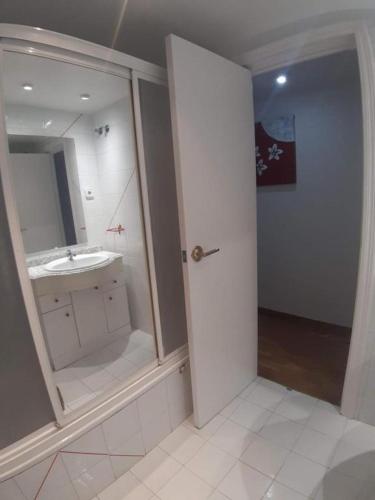 a bathroom with a sink and a mirror at Plaza PUERTA NUEVA in Murcia