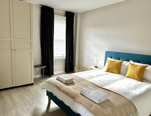 Postel nebo postele na pokoji v ubytování Sienna's 2 - bedroom apartment, London, N1.