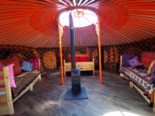 Ένα ή περισσότερα κρεβάτια σε δωμάτιο στο The Yurt