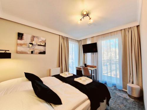 una camera d'albergo con letto e finestra di Villa Cristal a Świnoujście