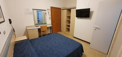 Schlafzimmer mit einem Bett, einem Schreibtisch und einem Computer in der Unterkunft Hotel Brig in Cattolica
