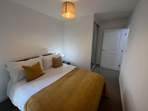 um quarto com uma grande cama branca com almofadas amarelas em Bel Home em Belvedere