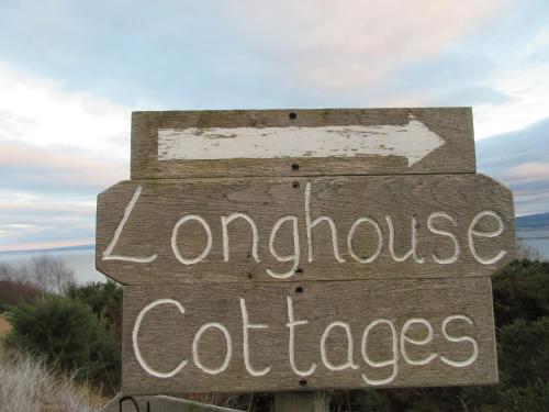 um sinal para um café em Kestrel, Longhouse Cottages em Rosemarkie
