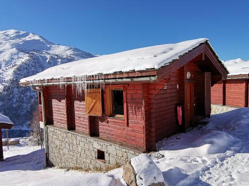 Cabaña de madera pequeña con nieve en el techo en Chalet de 4 chambres a Valmeinier a 500 m des pistes avec piscine partagee sauna et balcon, en Valmeinier
